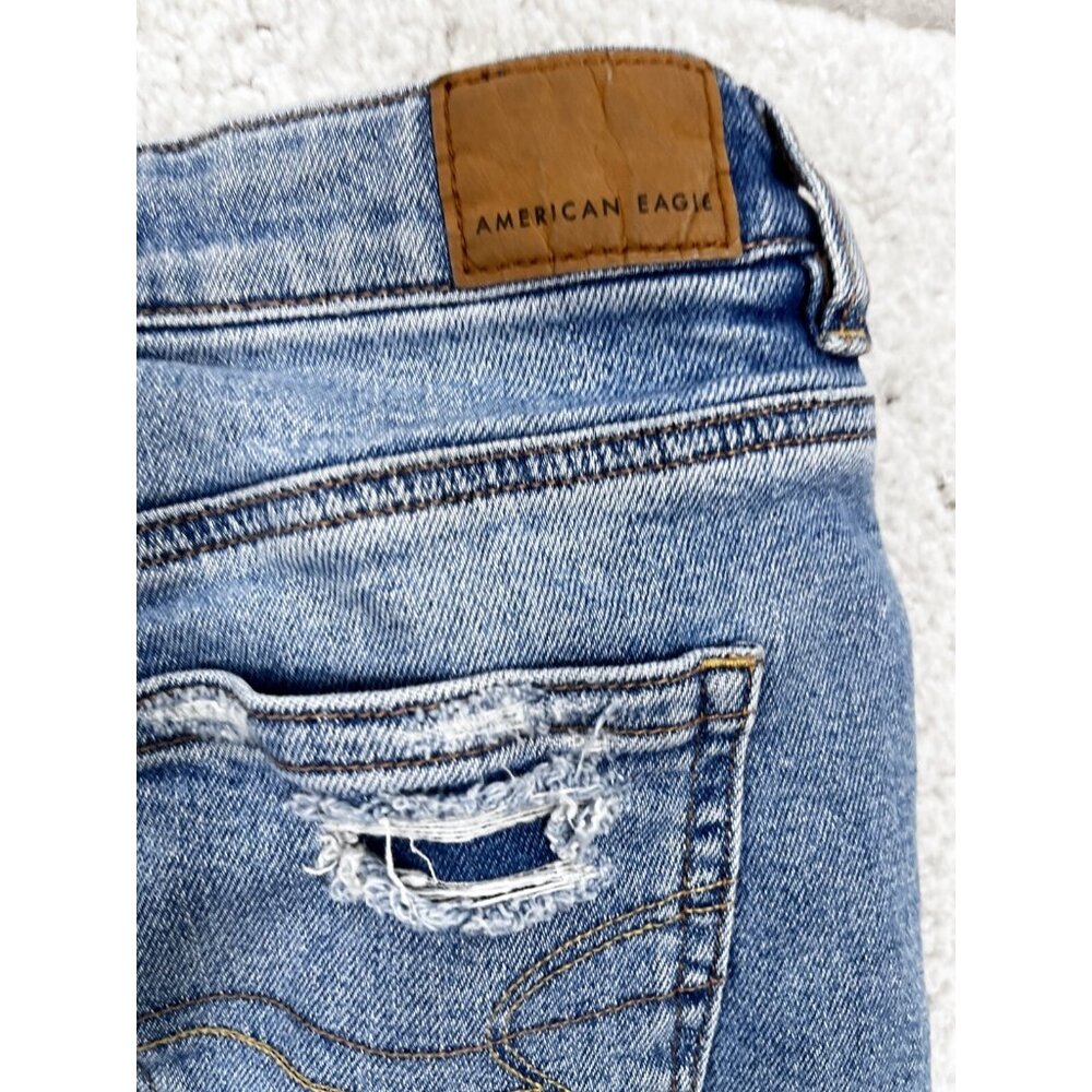 Women's American Eagle Light Wash Distressed Destroyed Denim Mom Jeans Size 4 - Picture 13 of 14